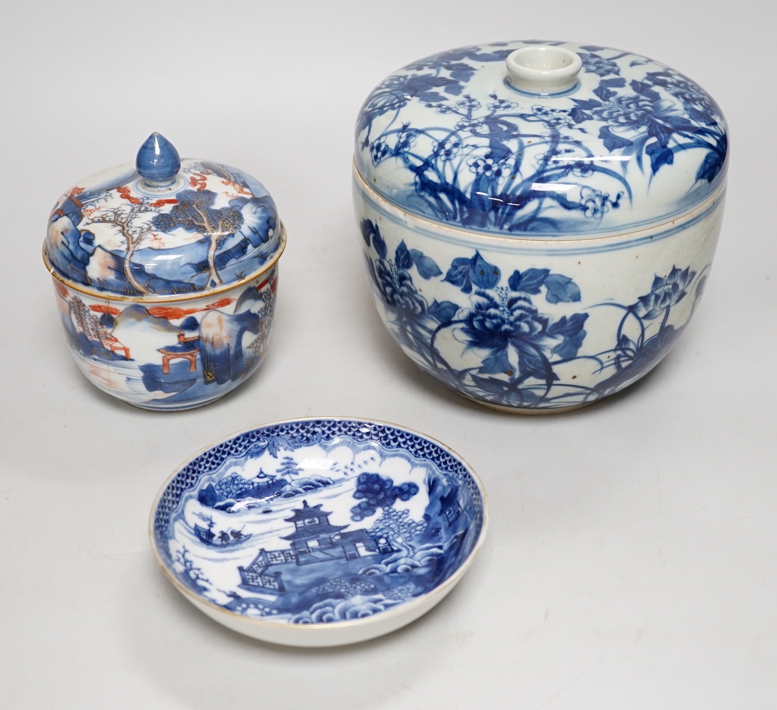 A large Chinese blue and white jar and cover, a similar jar and cover and a dish, large jar and cover, 16cm high